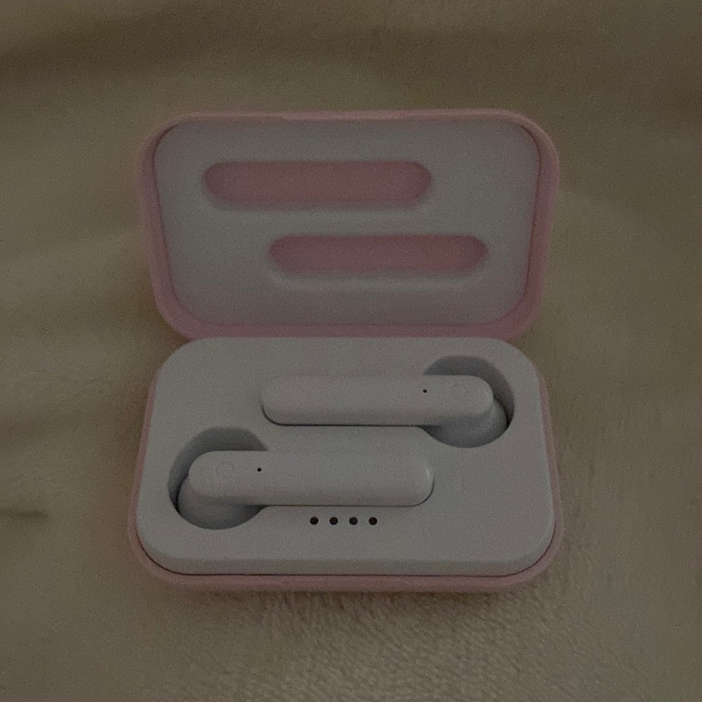 Wireless earbuds with pink case